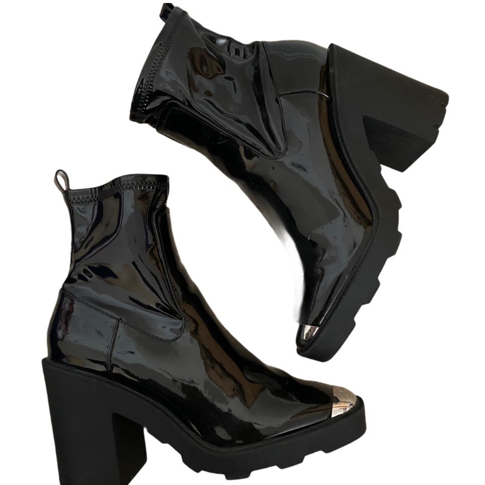 Junky heeled ankle boot in black